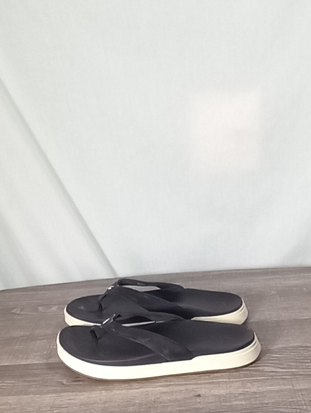 Olukai Black Nu'a Pi'o Thong Flip Flop Sandals Size 7 - Picture 4 of 6